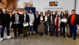 Foto de familia de los premiados con representantes de las entidades Fundación Unicaja y Diputación provincial