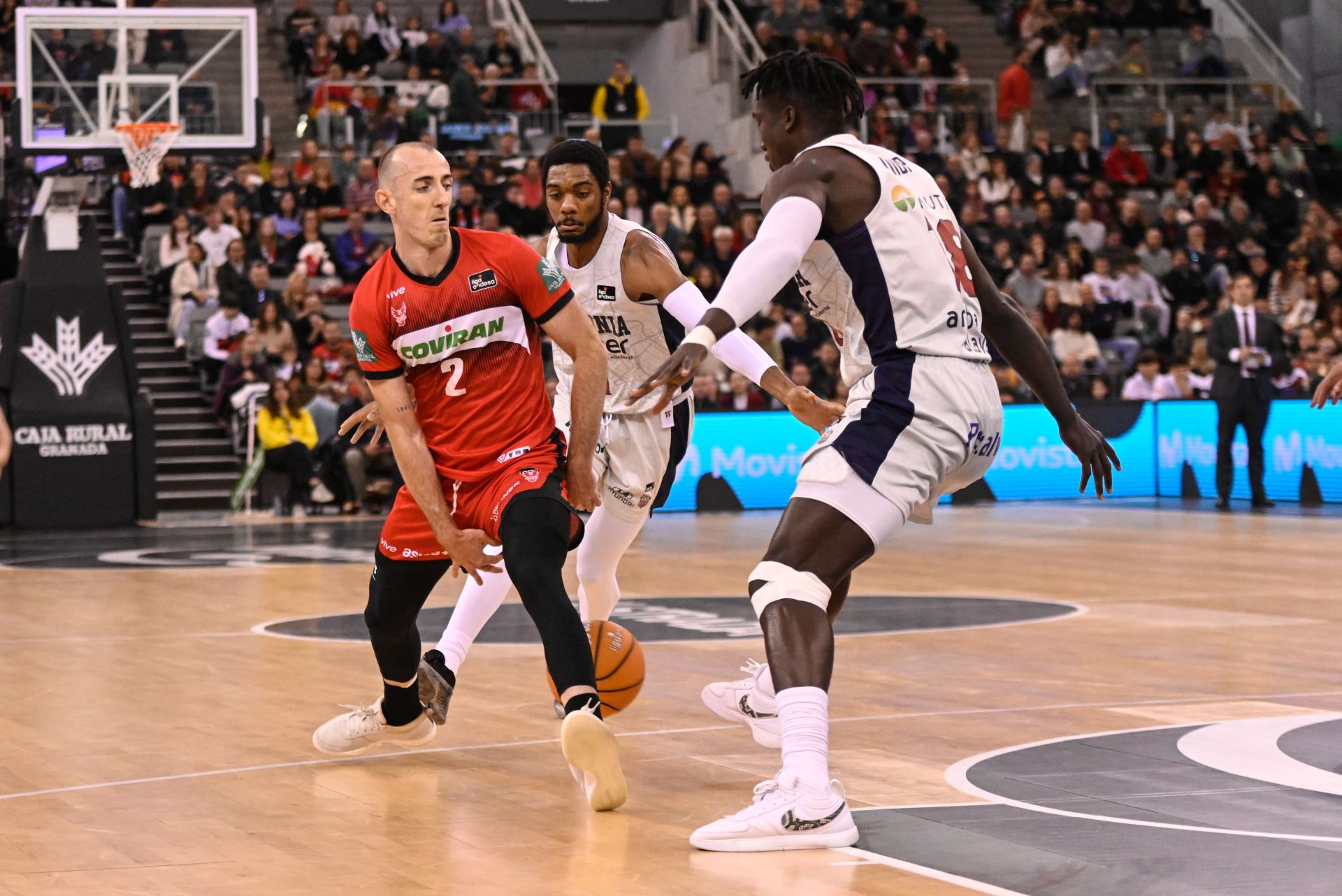 Jonathan Rousselle utiliza un recurso pleno de habilidad al pasar el balón por debajo de las piernas entre Forrest y Diop.