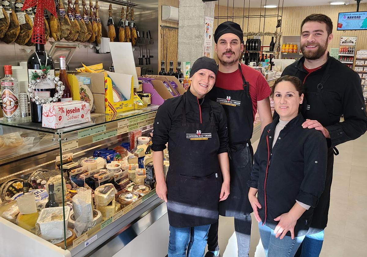 Ilu, Encarni, Fernando y Eduardo, al frente de la carnicería granadina de la calle Polo y Caña del Beiro.