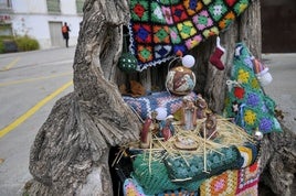 El pueblo de Granada con el nacimiento de Jesús en el hueco de un árbol.