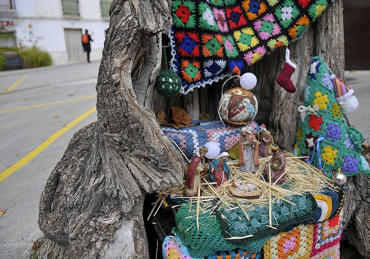 El pueblo de Granada con el nacimiento de Jesús en el hueco de un árbol.