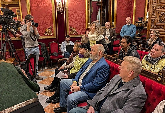 El colectivo Calle Mata ha vuelto a protagonizar una protesta antes de la sesión plenaria por tercer mes consecutivo.