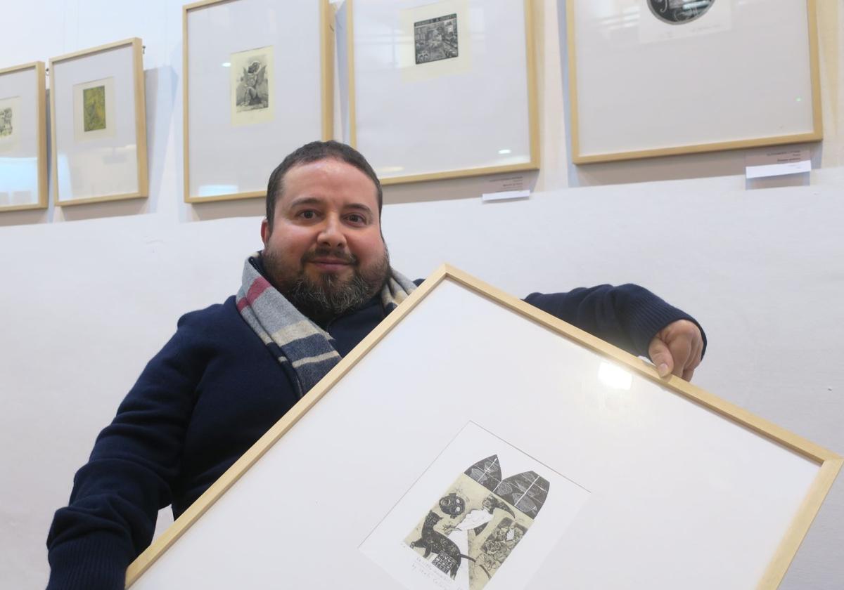 Emilio Luis Fernández muestra la obra del ruso Vladimir Zuev, que ha obtenido una mención especial del certamen.