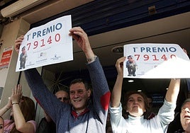 Los responsables de la administración número 2 de Roquetas de Mar muestran el número premiado con el premio Gordo de Navidad en 2015.