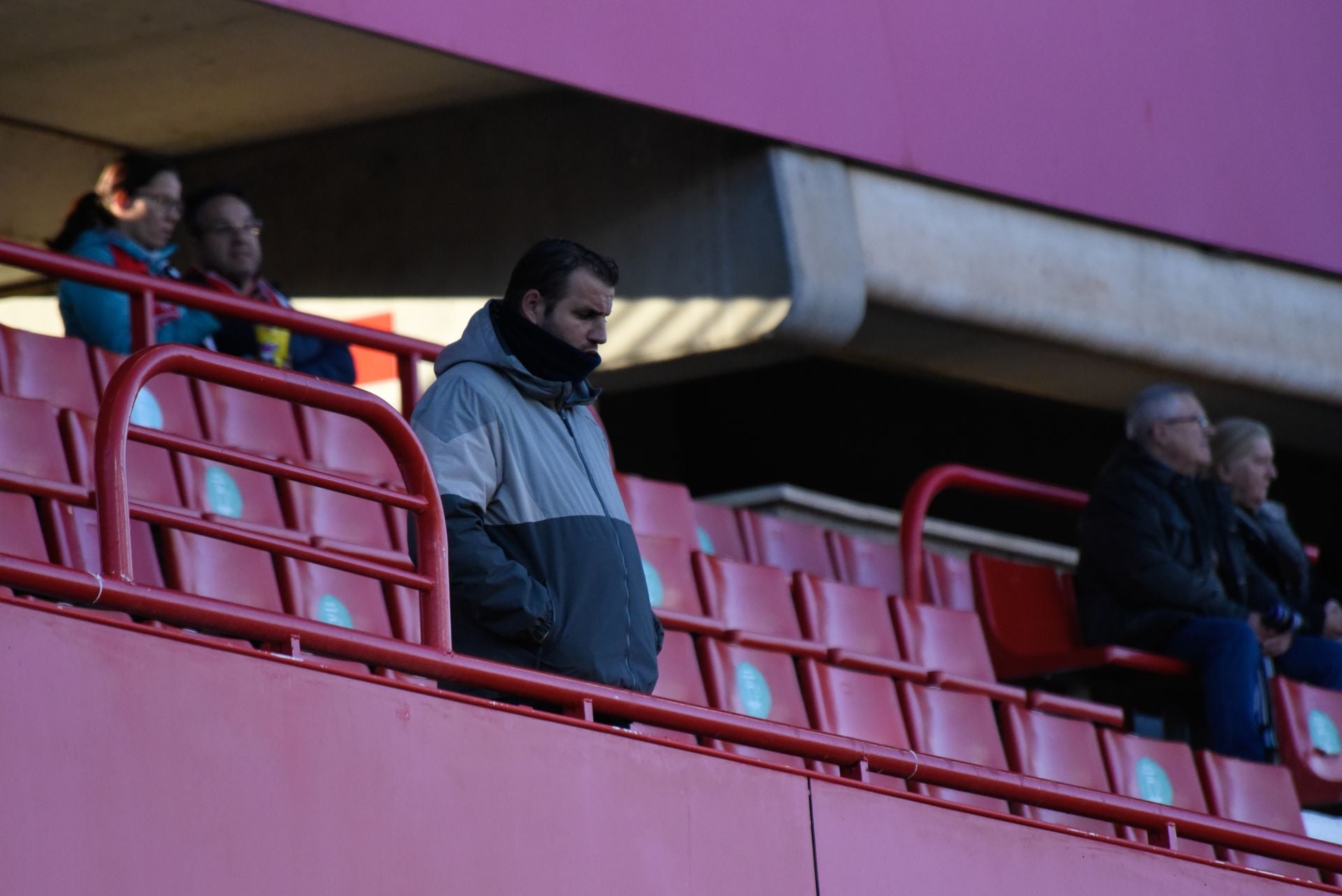 Encuéntrate en la grada en el Granada femenino-Sevilla