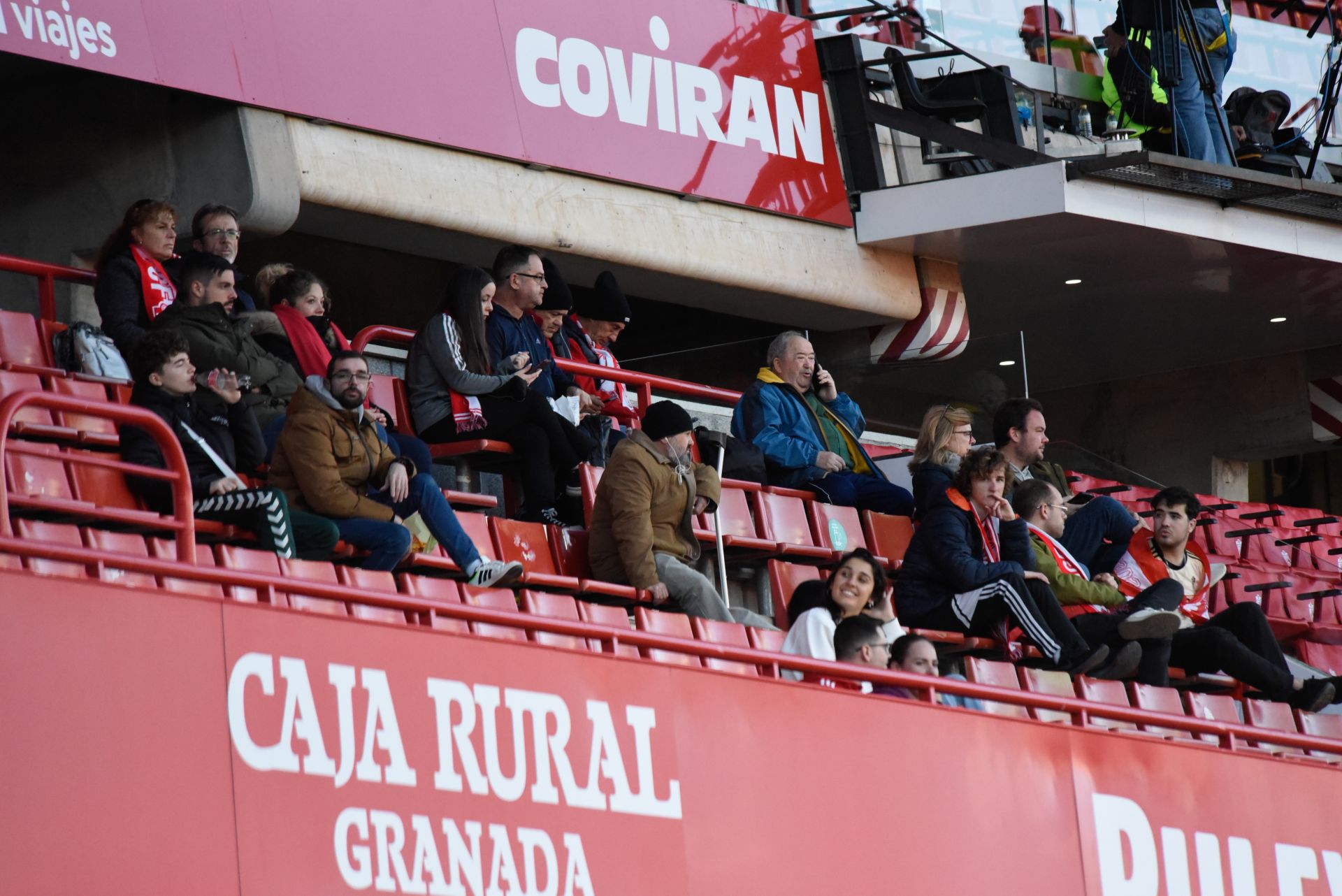 Encuéntrate en la grada en el Granada femenino-Sevilla