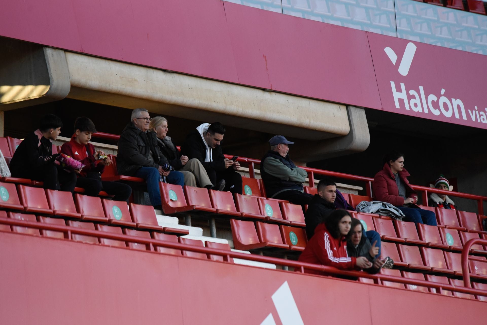 Encuéntrate en la grada en el Granada femenino-Sevilla