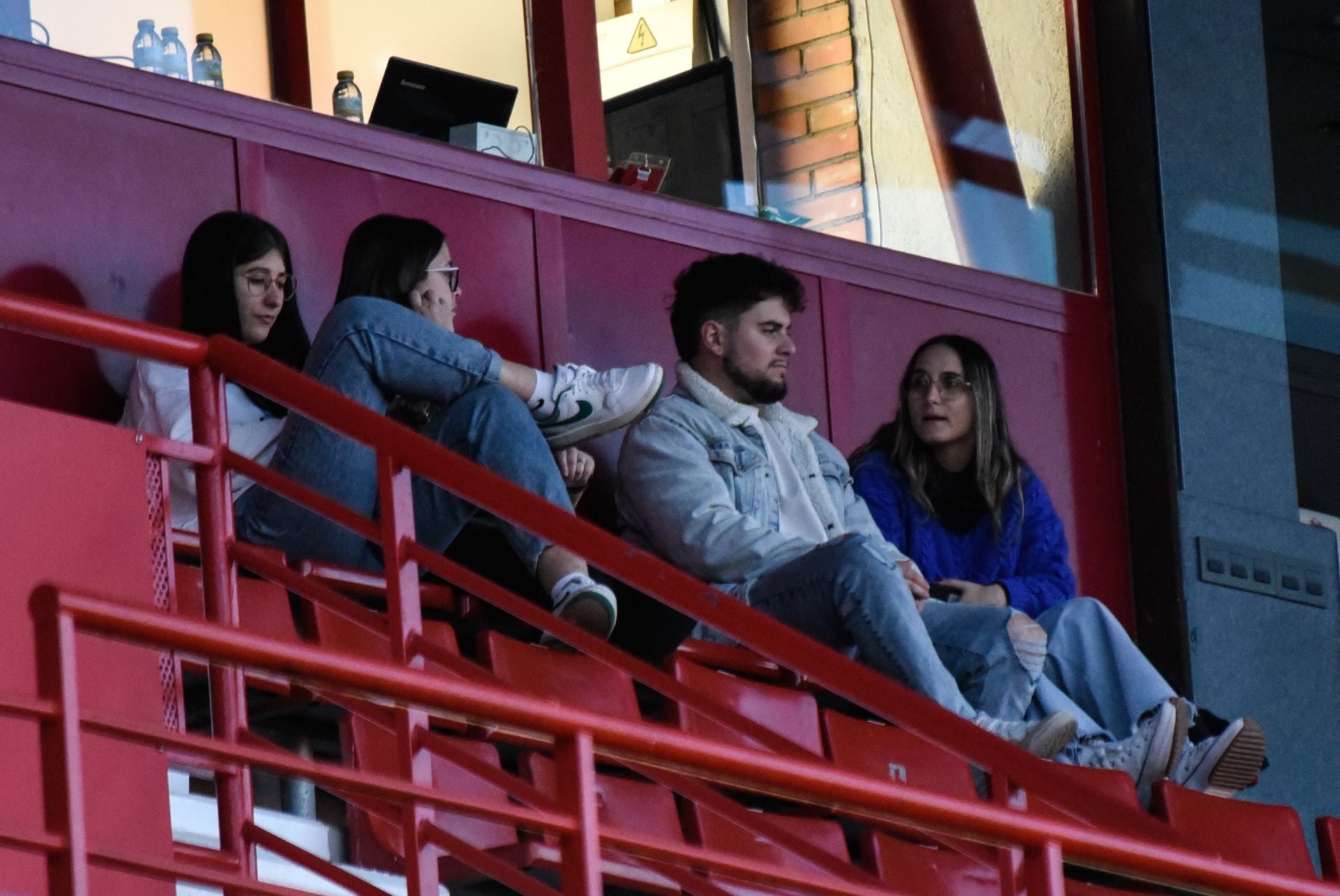 Encuéntrate en la grada en el Granada femenino-Sevilla