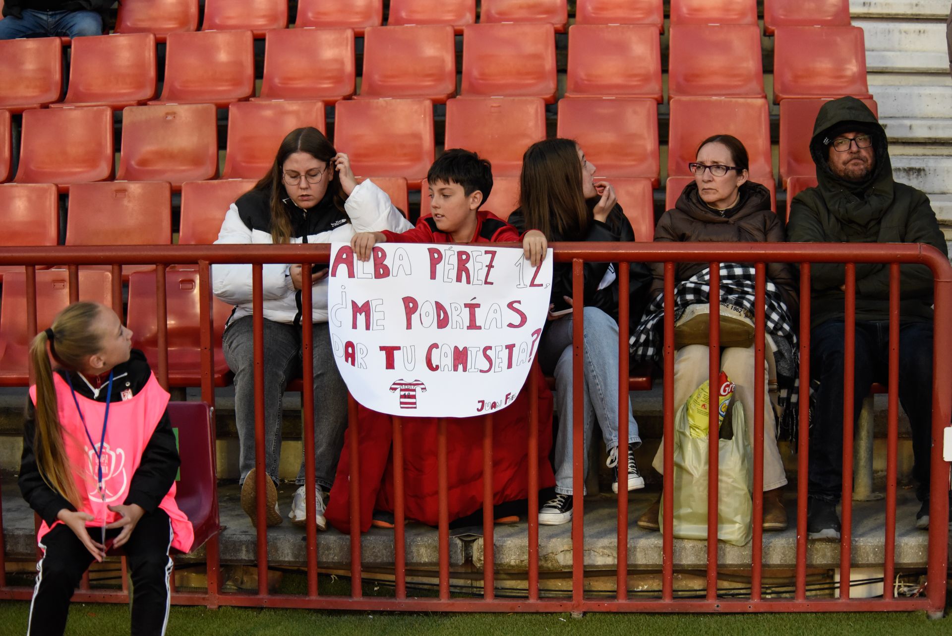 Encuéntrate en la grada en el Granada femenino-Sevilla