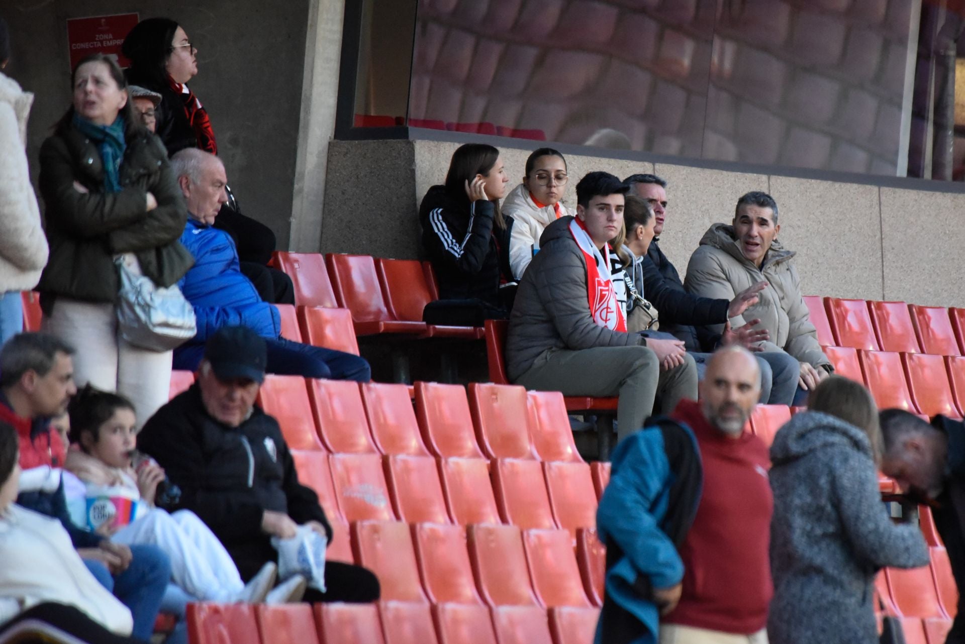 Encuéntrate en la grada en el Granada femenino-Sevilla