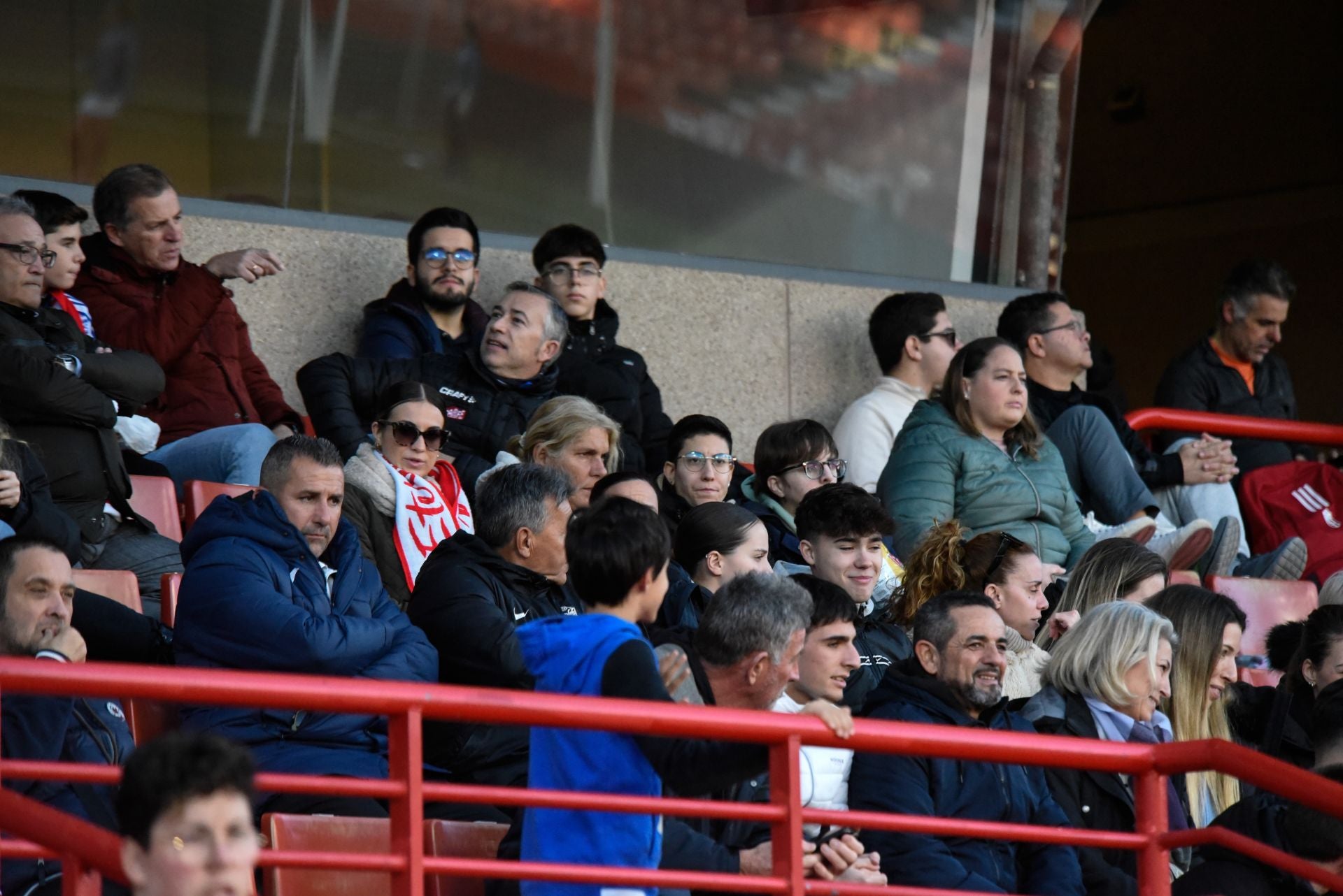 Encuéntrate en la grada en el Granada femenino-Sevilla