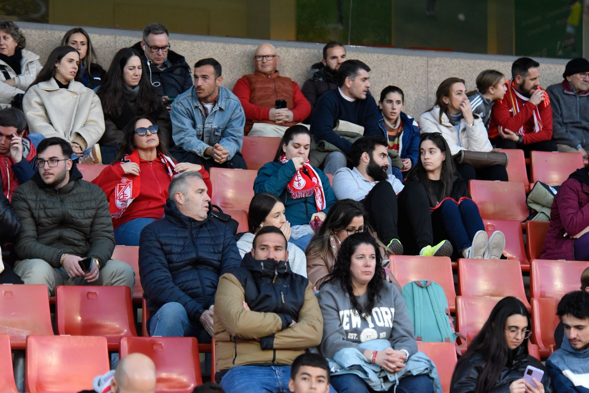 Encuéntrate en la grada en el Granada femenino-Sevilla