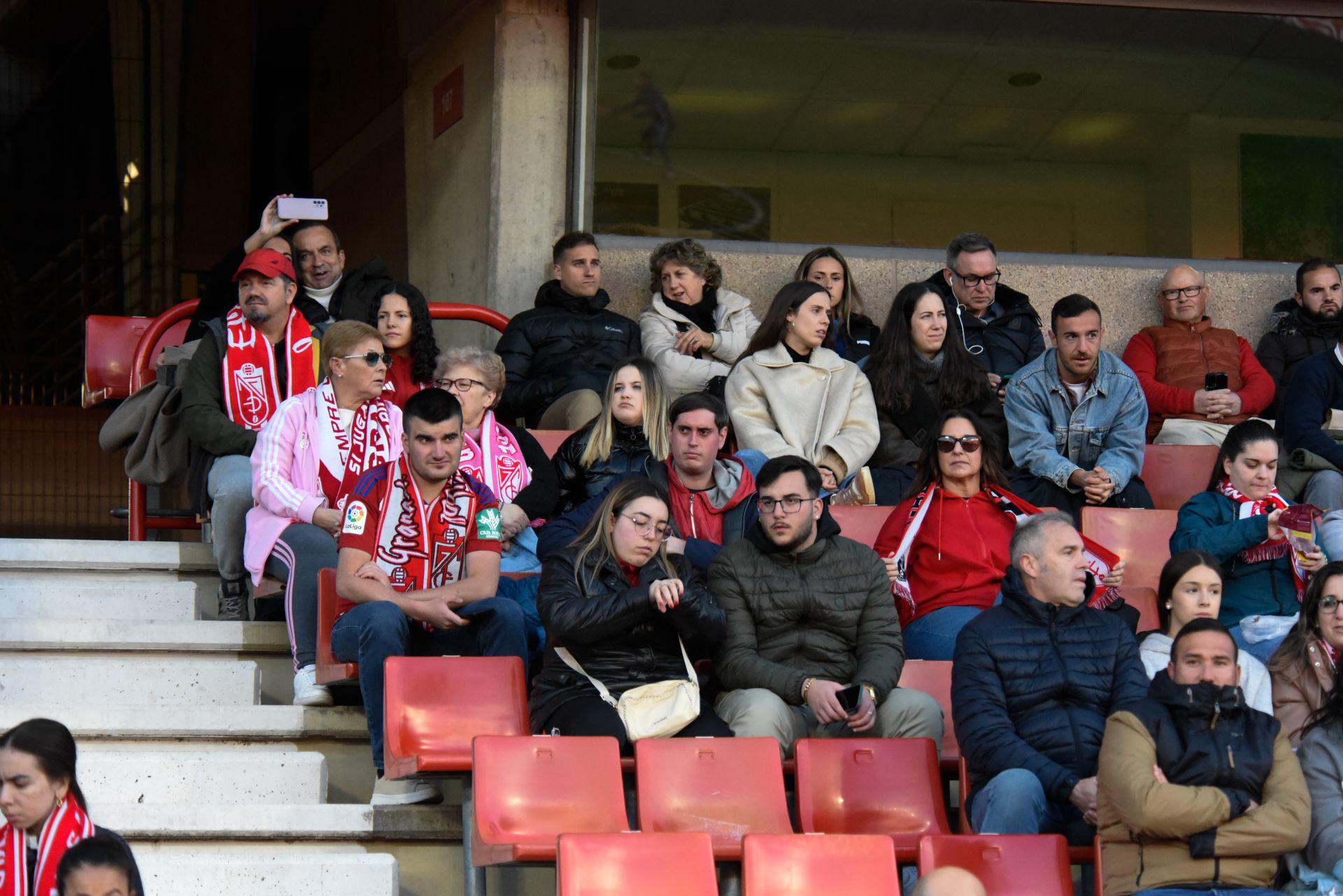 Encuéntrate en la grada en el Granada femenino-Sevilla