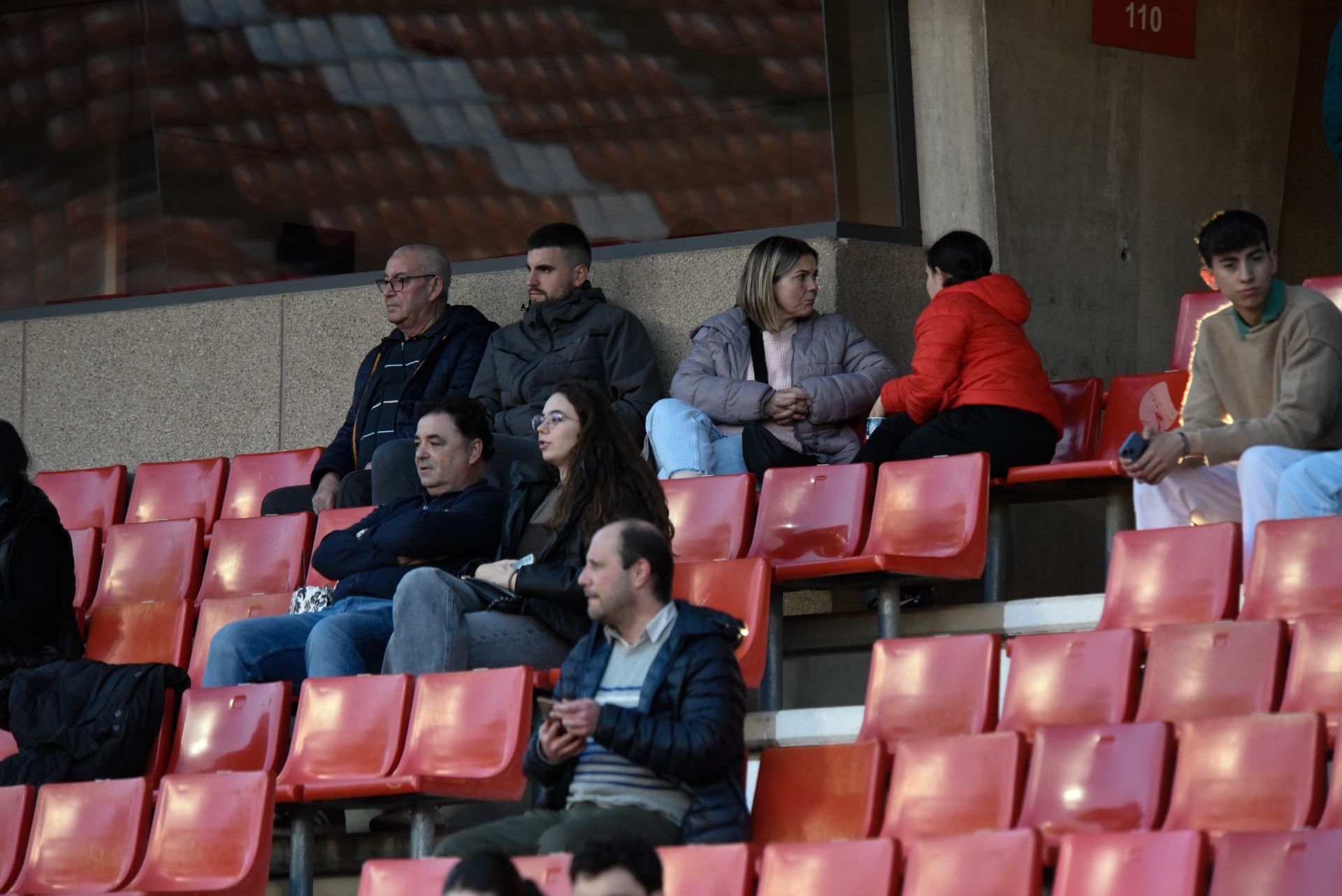 Encuéntrate en la grada en el Granada femenino-Sevilla