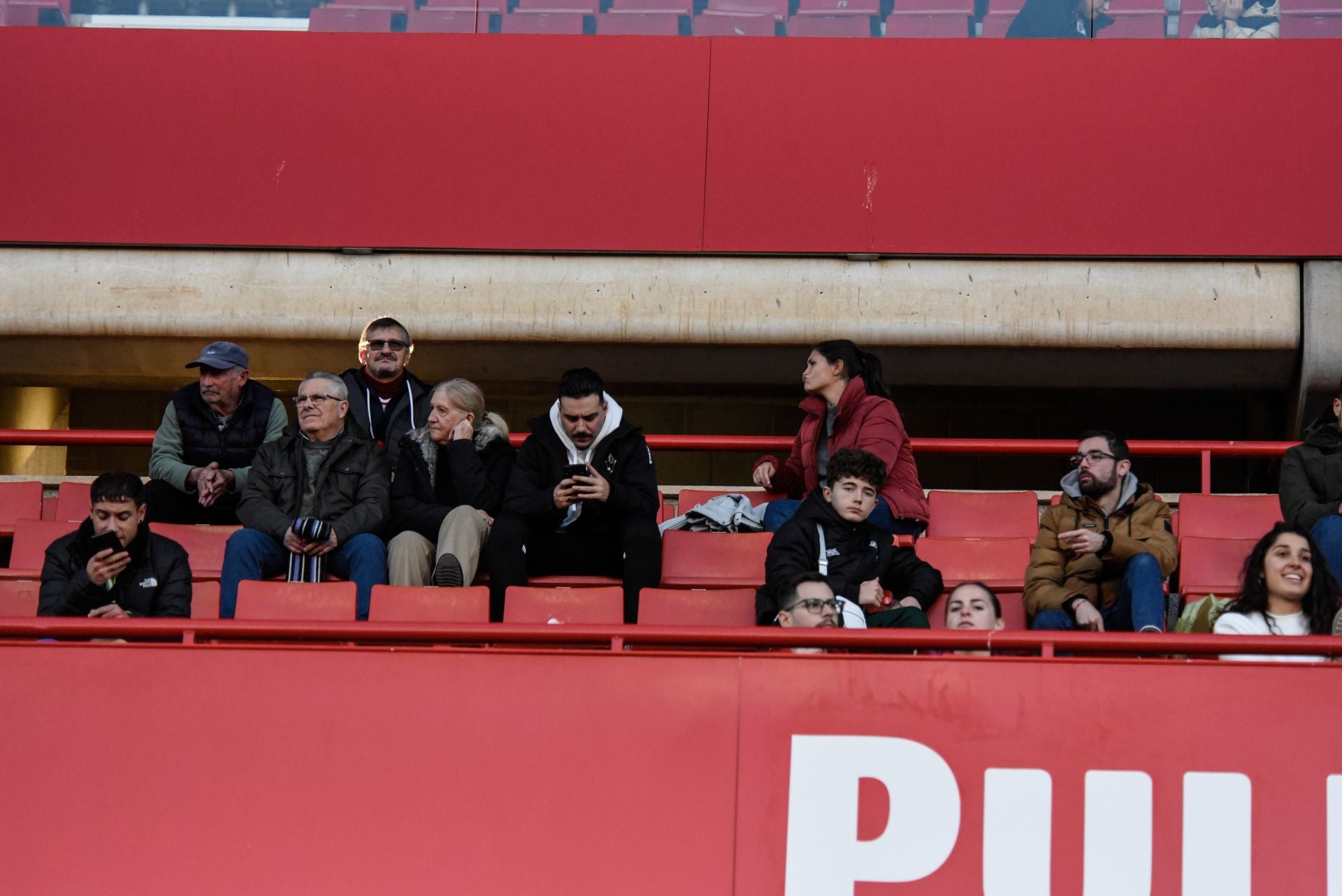 Encuéntrate en la grada en el Granada femenino-Sevilla