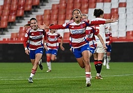 Laura Pérez corre en primer plano tras anotar uno de sus goles en Los Cármenes.