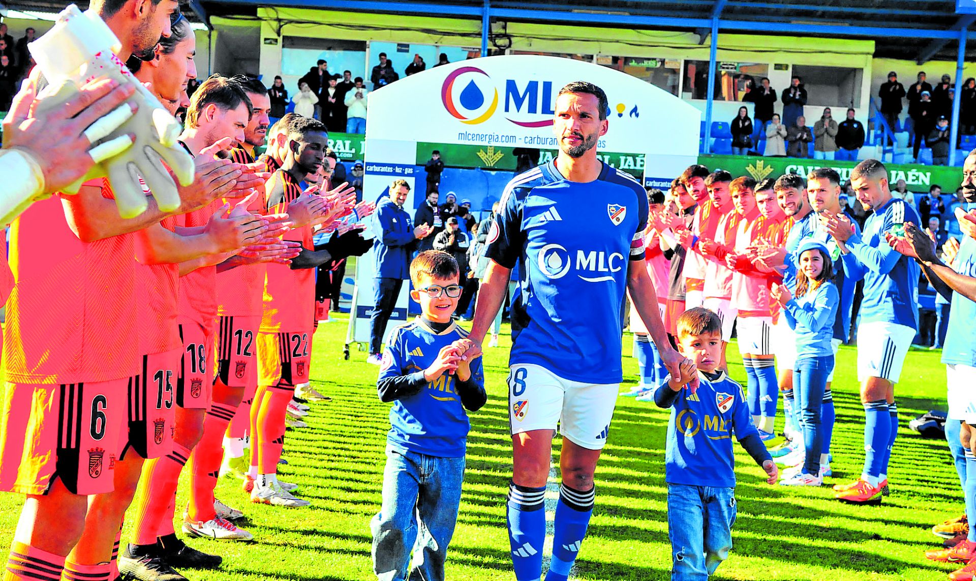 Los jugadores le hicieron el pasillo al capitán del Linares en su partido 337 con la camiseta azulilla, el último de su carrera profesional.