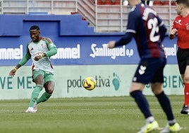 Martin Hongla desplaza un balón en largo en Ipurua.