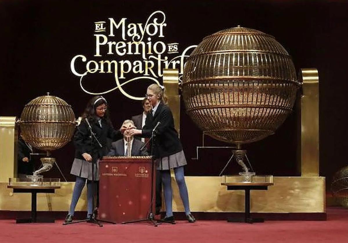 Dos niñas de San Ildefonso cantando los números del sorteo.