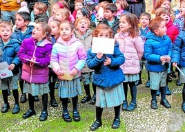 Los pequeños esperan para entregar sus cartas en el patio del Ayuntamiento. Otra foto de esta serie ilustró la página «El Cartero Real da inicio a una Navidad IDEAL» el pasado martes.