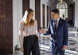 La vicepresidenta tercera y ministra para la Transición Ecológica, Sara Aagesen, y el presidente de la Junta, Juanma Moreno.