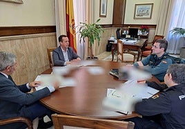 El subdelegado aborda con Policía Nacional y Guardia Civil el dispositivo de seguridad para estas Navidades