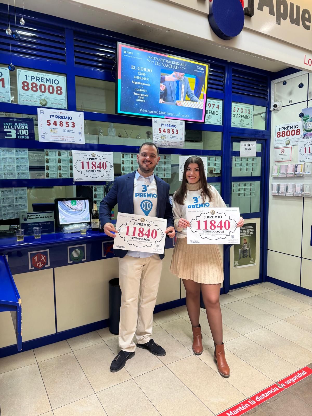 Alejandro Balboa y Ángela Almazán posan con el número premiado.