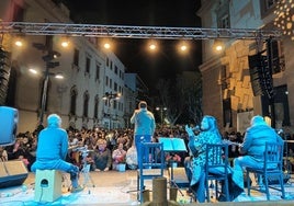 Siete grupos llenan de Navidad Pablo Cazard con la celebración de la Zambomba de la Hermandad del Rocío