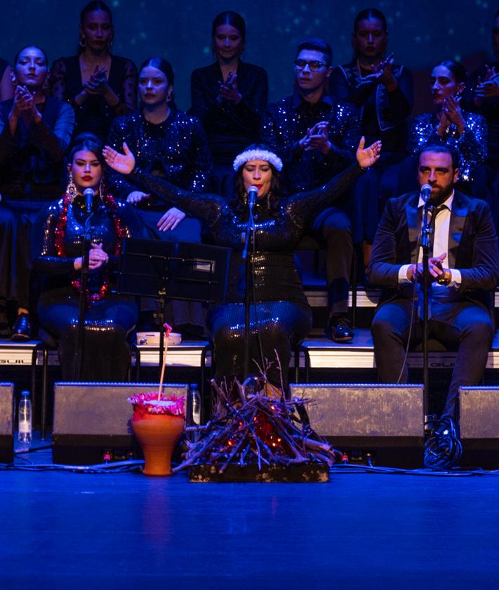 Imagen secundaria 2 - Más de 500 personas disfrutan de la Zambomba flamenca &#039;Entre flamencos&#039; celebrada en Roquetas de Mar