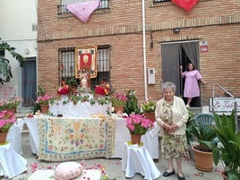 Josefa Mancilla junto al altar que montó este mismo año en su puerta con motivo del día del Señor.