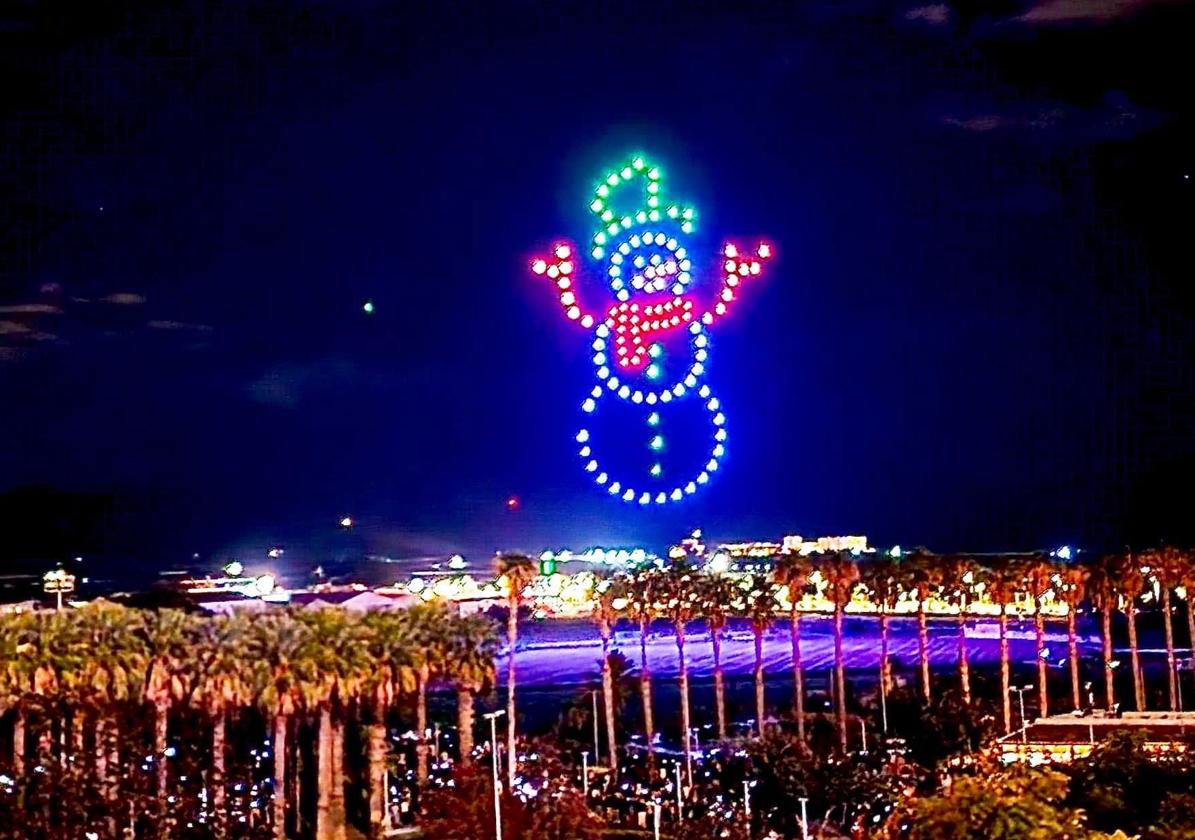 Figura de un muñeco de nieve en el cielo de Motril.