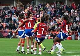 Las jugadoras del Granada felicitan a Isa Álvarez por su gol de libre directo.