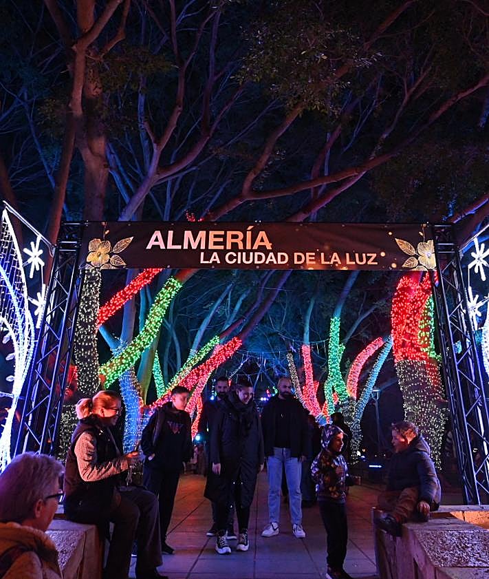 Imagen secundaria 2 - La historia de la ciudad de Almería ilumina el Parque Nicolás Salmerón en Navidad