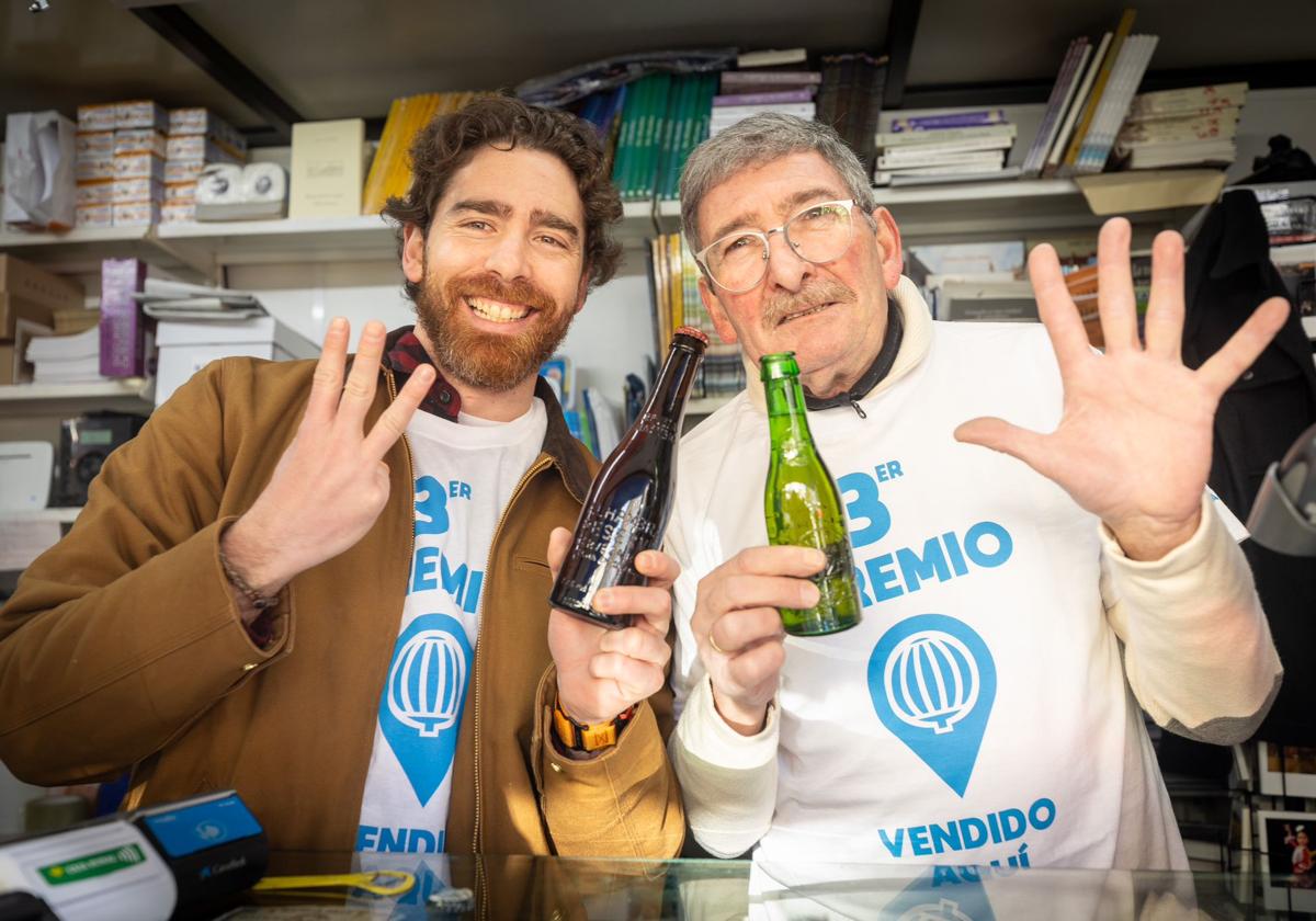 Los loteros de Plaza Nueva celebran haber dado un tercero y un quinto..