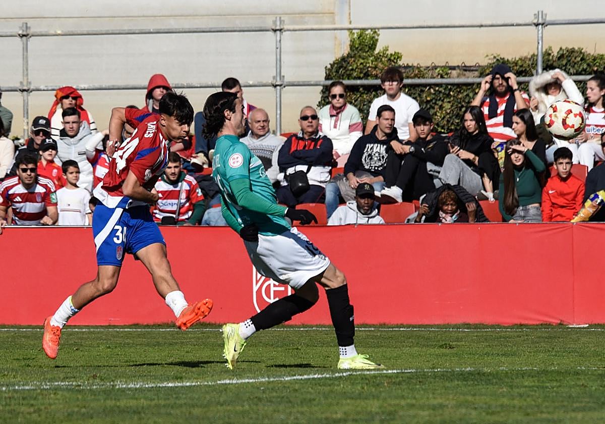 El juvenil Samu Cortés dispara a portería ante el Villanovense.