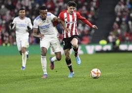 Nico Serrano pugna junto a Militao por la posesión en un partido anterior del Athletic.