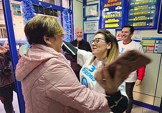 Celebración en la Administración de la calle Doctor Barraquer de Almería, donde se ha vendido el tercer premio de la Lotería de Navidad.