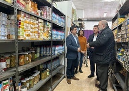 Visita de Paco Reyes a la despensa de Cáritas