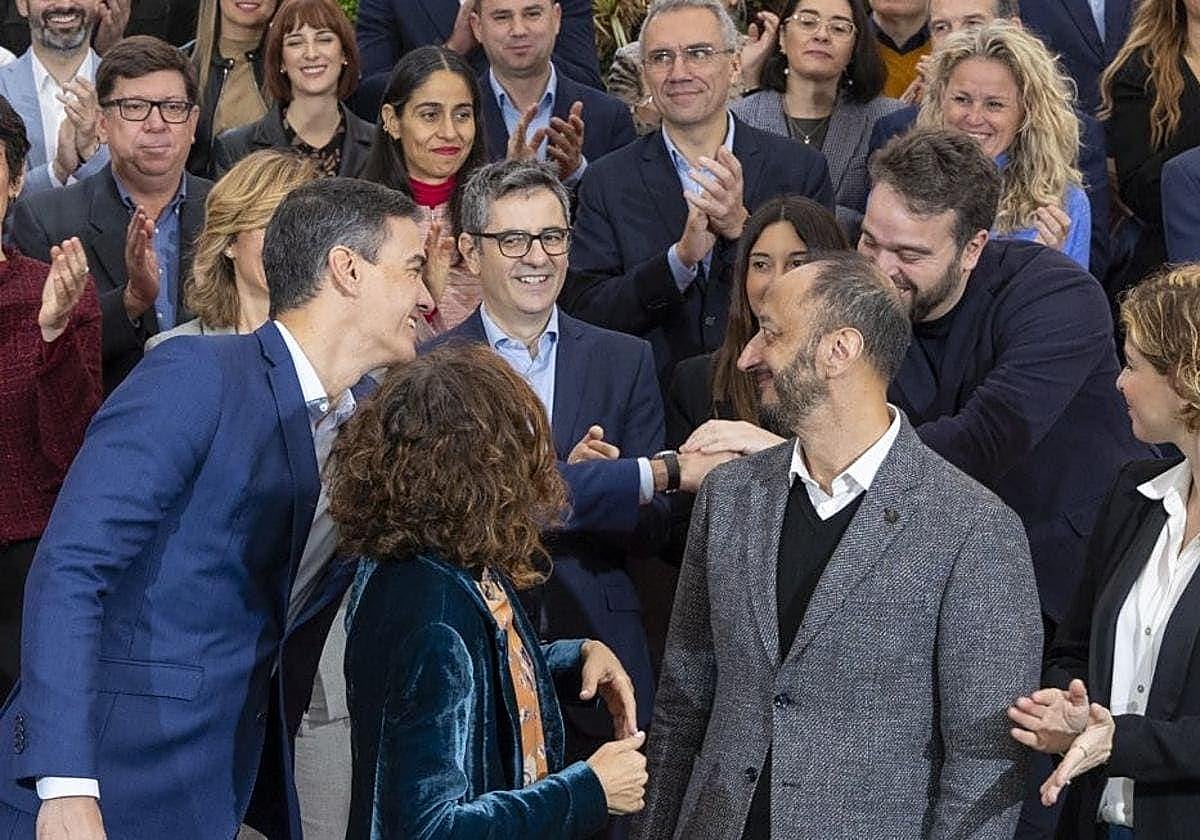Sánchez felicita a Serrano por su paternidad, en el reciente 41º Congreso Federal del PSOE, en presencia entre otros de Montero, Gómez de Celis, Alegría y Bolaños.