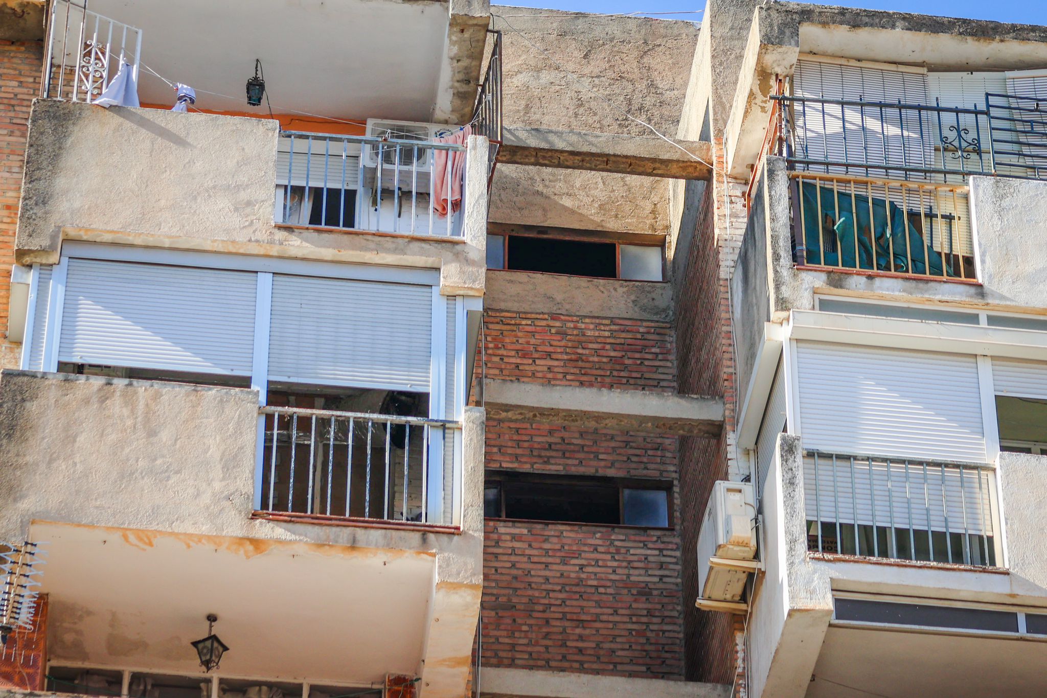 Las imágenes tras el incendio de Granada en el que ha muerto un bebé