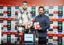 El autor Iván Márquez y el director de comunicación del Granada, Antonio Viola, durante la presentación del libro.