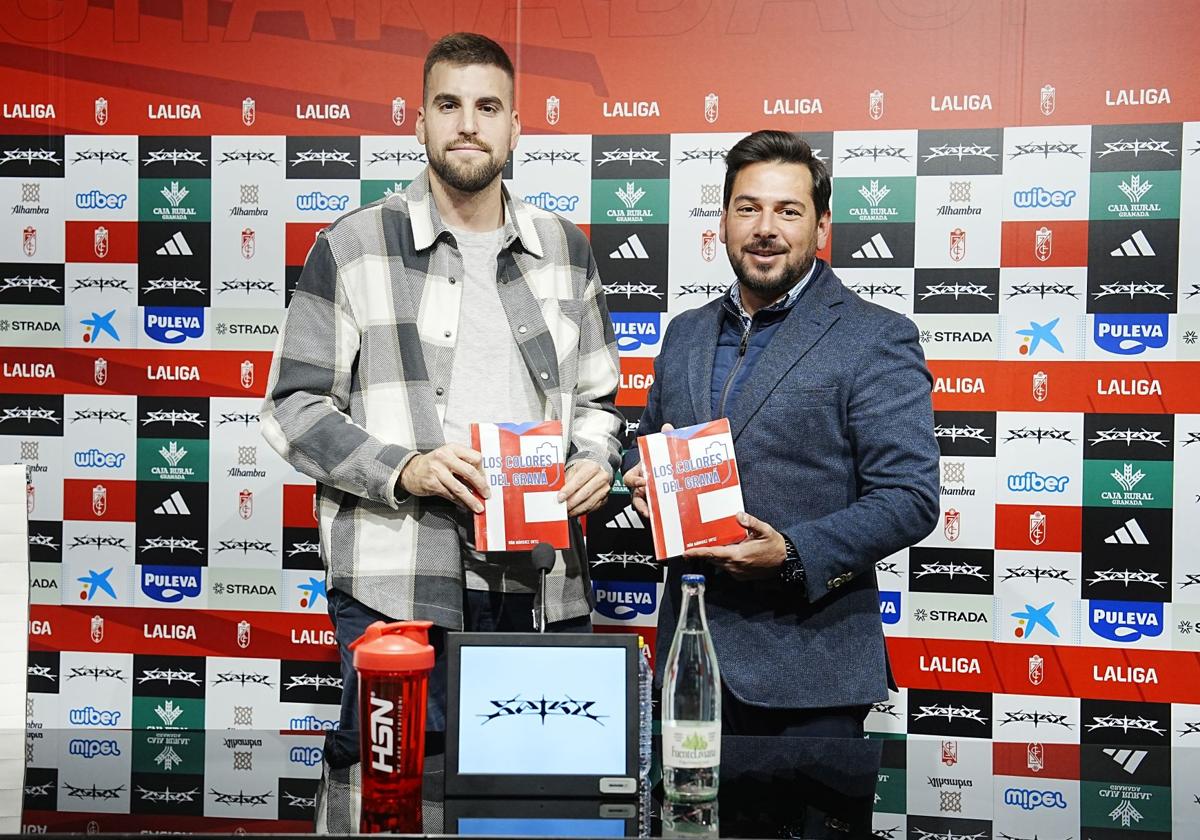 El autor Iván Márquez y el director de comunicación del Granada, Antonio Viola, durante la presentación del libro.