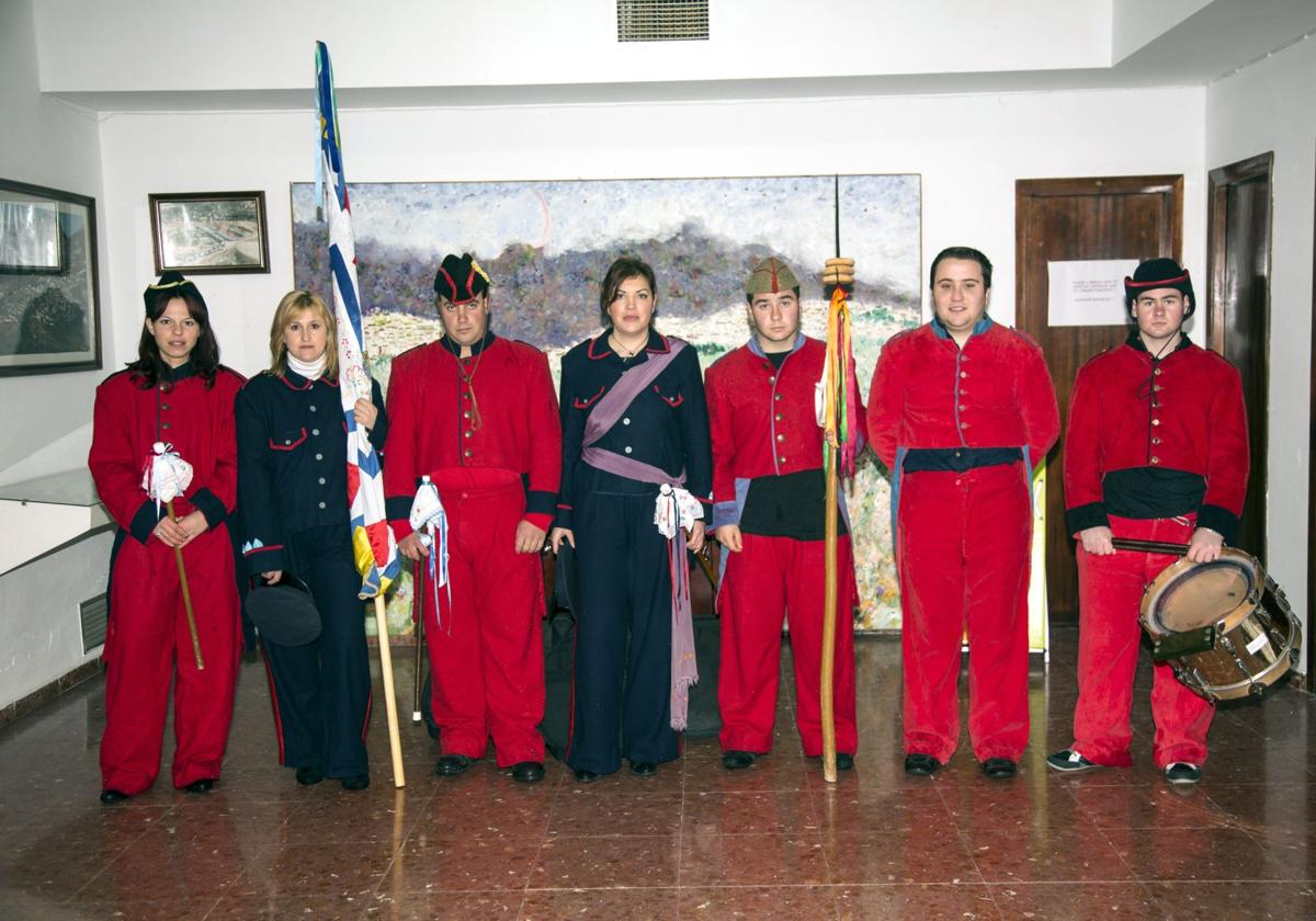 Personas ataviadas con el traje de los Cargos de Belerda.