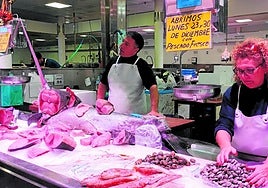 Vendedores de pescado en el Mercado Central de Almería.