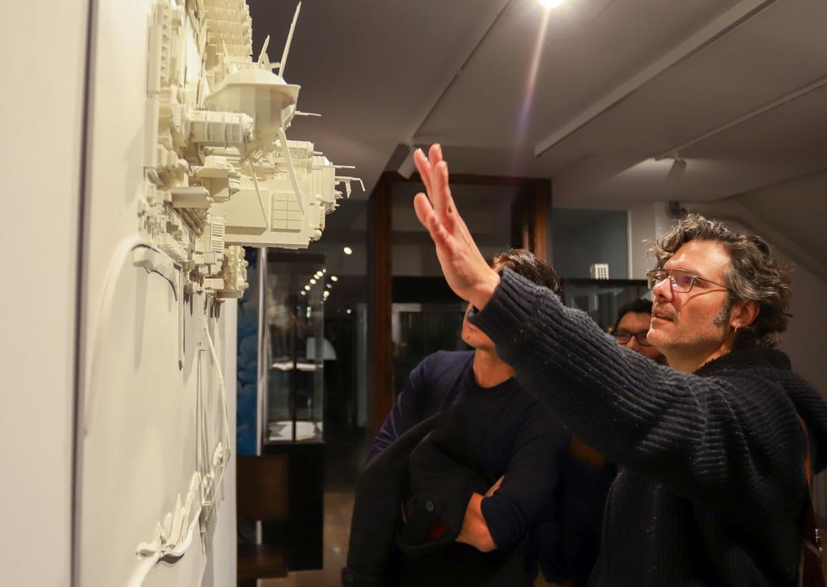 Imagen secundaria 1 - Kenny Ruiz observa una de las viñetas; Francis, con una maqueta de la ciudad; y la escafandra impresa en 3d. 