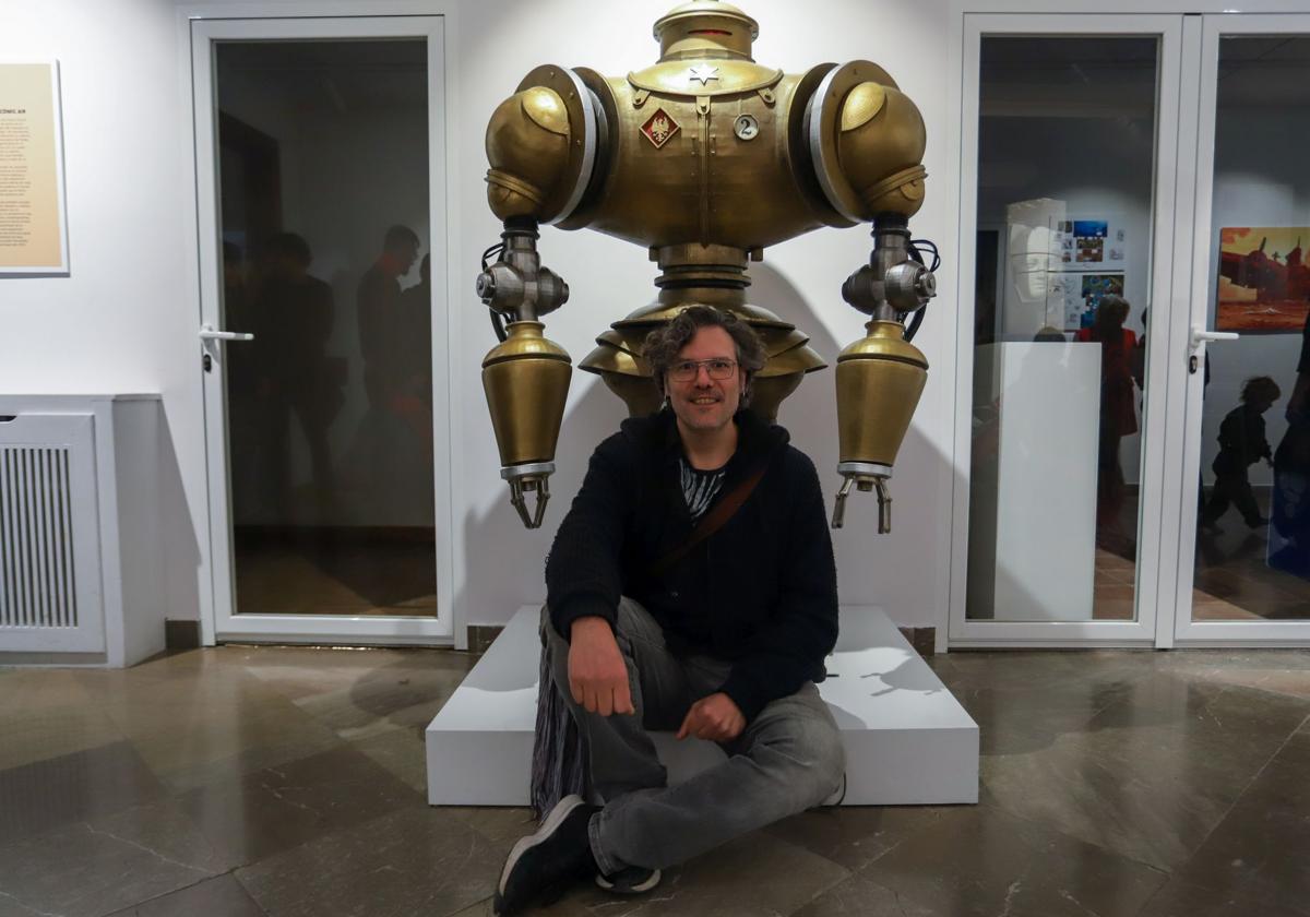 Francis Porcel posa con el robot impreso en 3D de su cómic 'Air', en el interior de la escuela Val del Omar