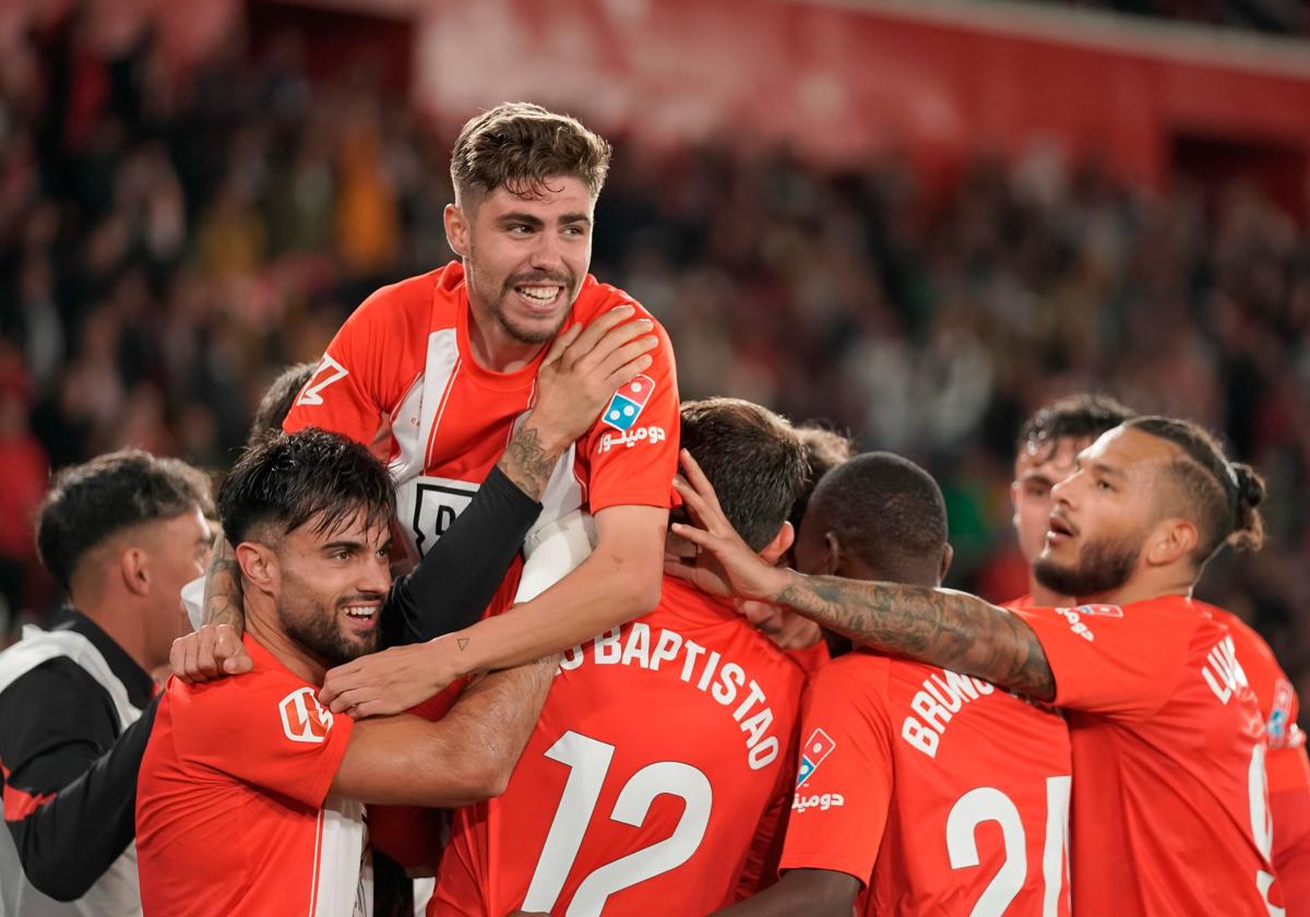 Los jugadores del Almería celebrando un gol . LA LIGA