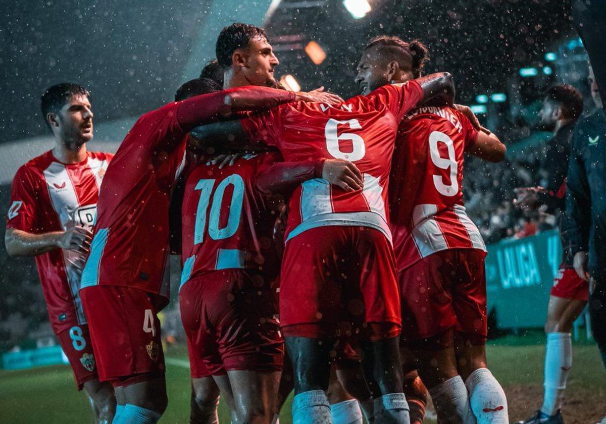 Varios jugadores del Almería celebrando un gol en Ferrol