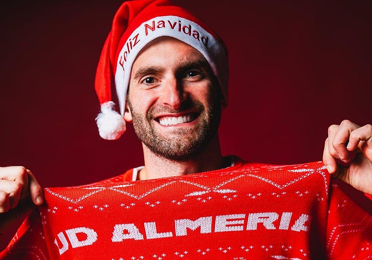 Baptistao con un jersey navideño del Almería. UDA