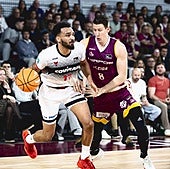 Amine Noua, con el balón ante Luka Bozic, del Hiopos Lleida.